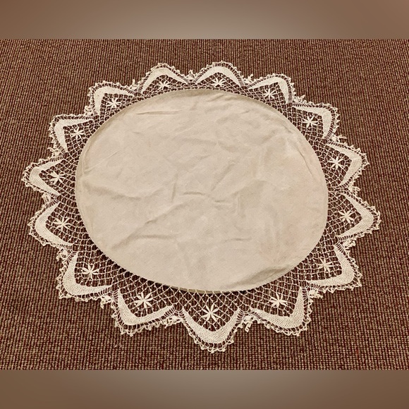 Early 20th Century Antique Hand Crocheted Trim Cotton Linen Round Table Cloth - Picture 6 of 9